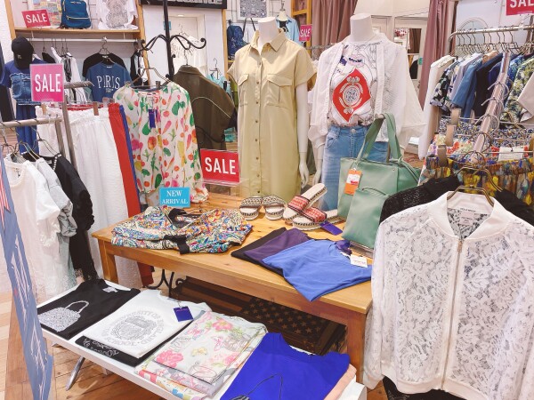 お洒落で華やかなブラウス入荷しました